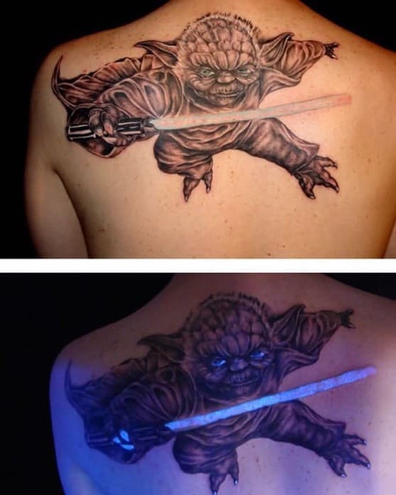 Tatuaje en la espalda que brilla en la oscuridad 2