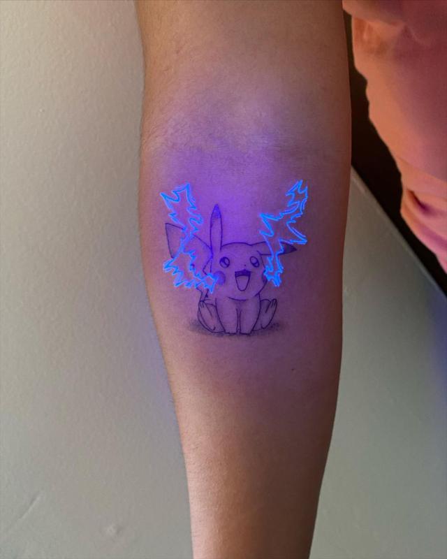 Tatuaje de Pokémon que brilla en la oscuridad 3