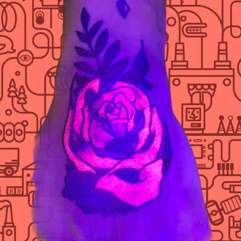 Tatuaje de flores que brillan en la oscuridad 2