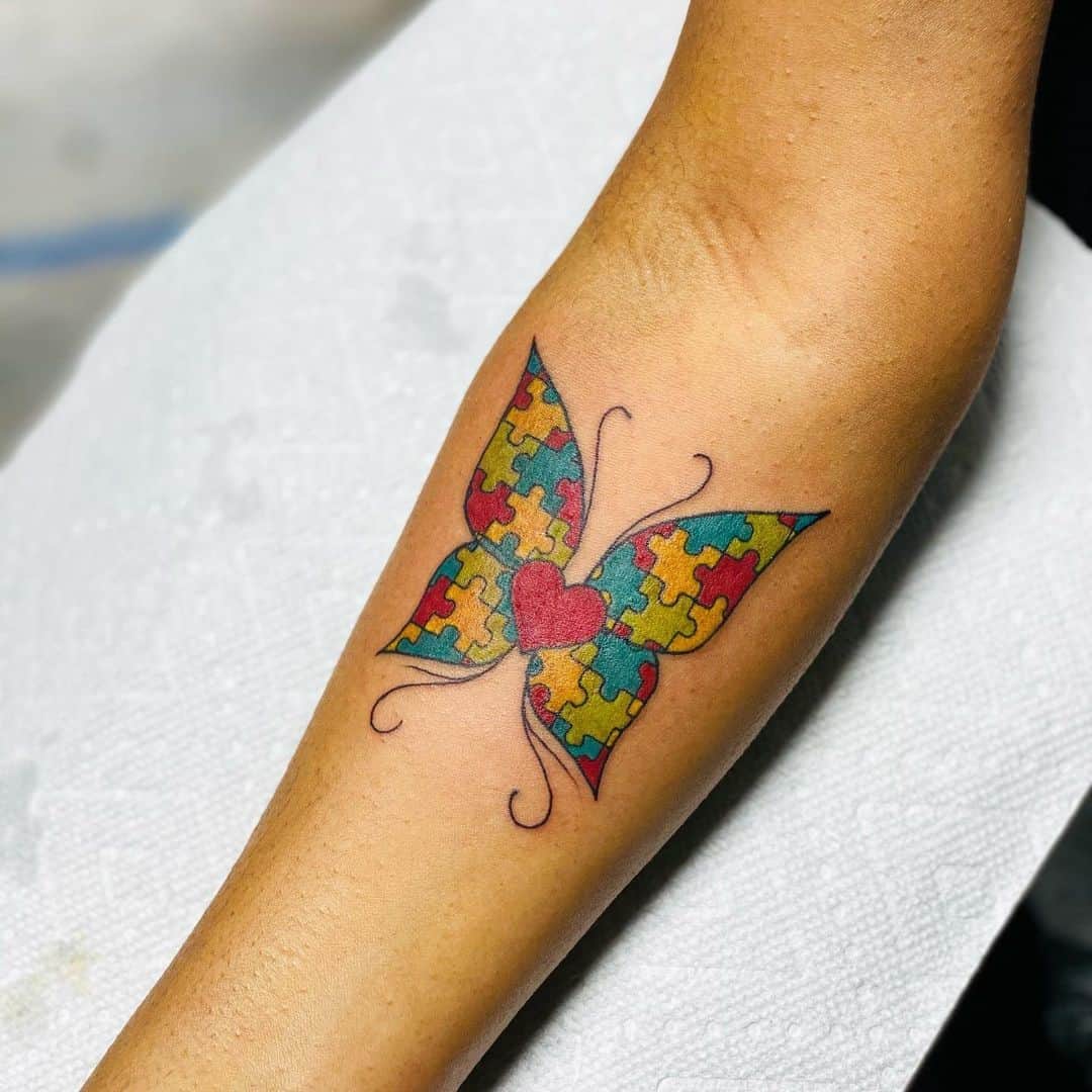 Lindo tatuaje de autismo de mariposa 