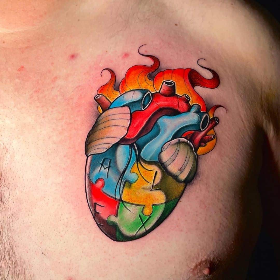 Tinta para el pecho del tatuaje del corazón del autismo