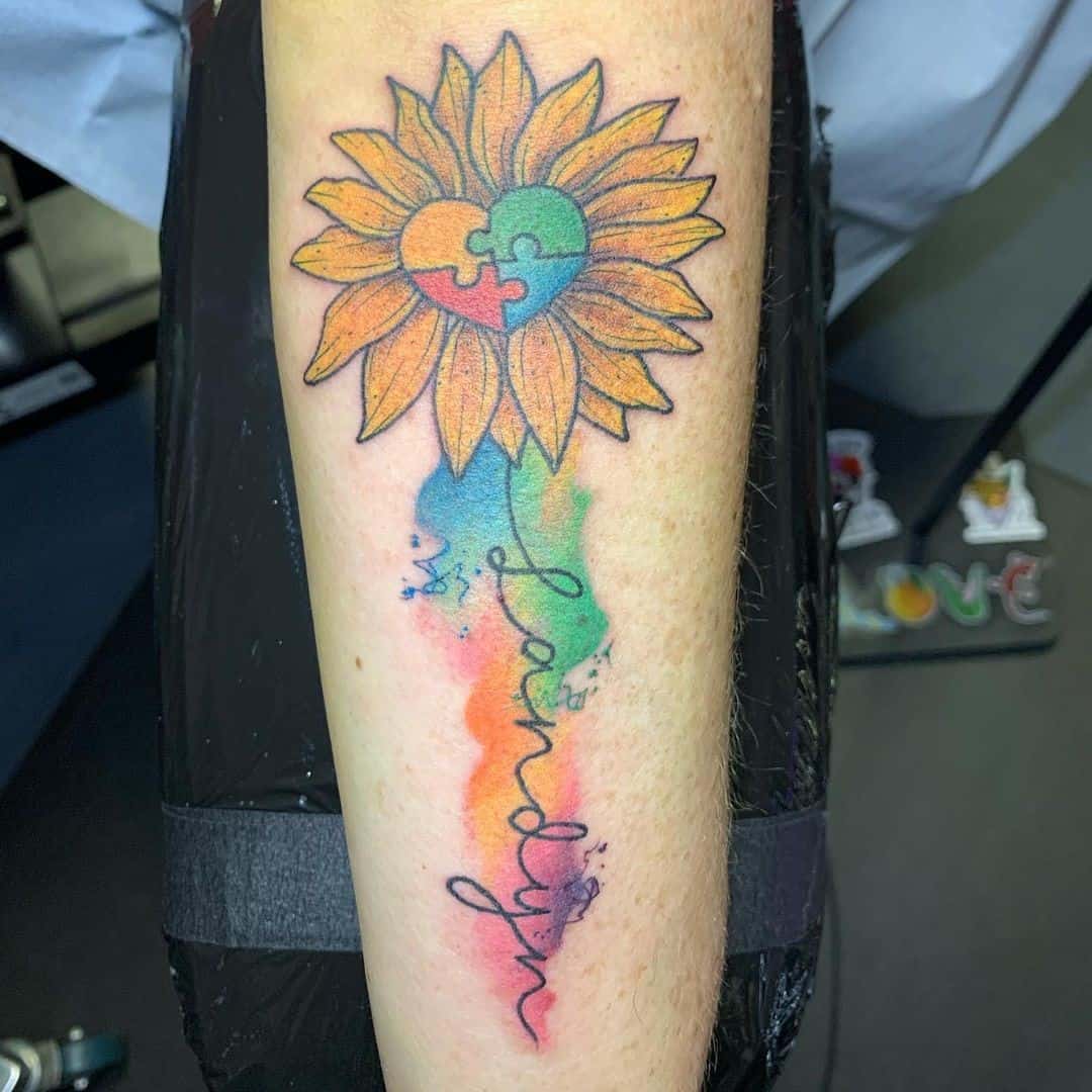 Tatuaje de autismo de corazón y flor 