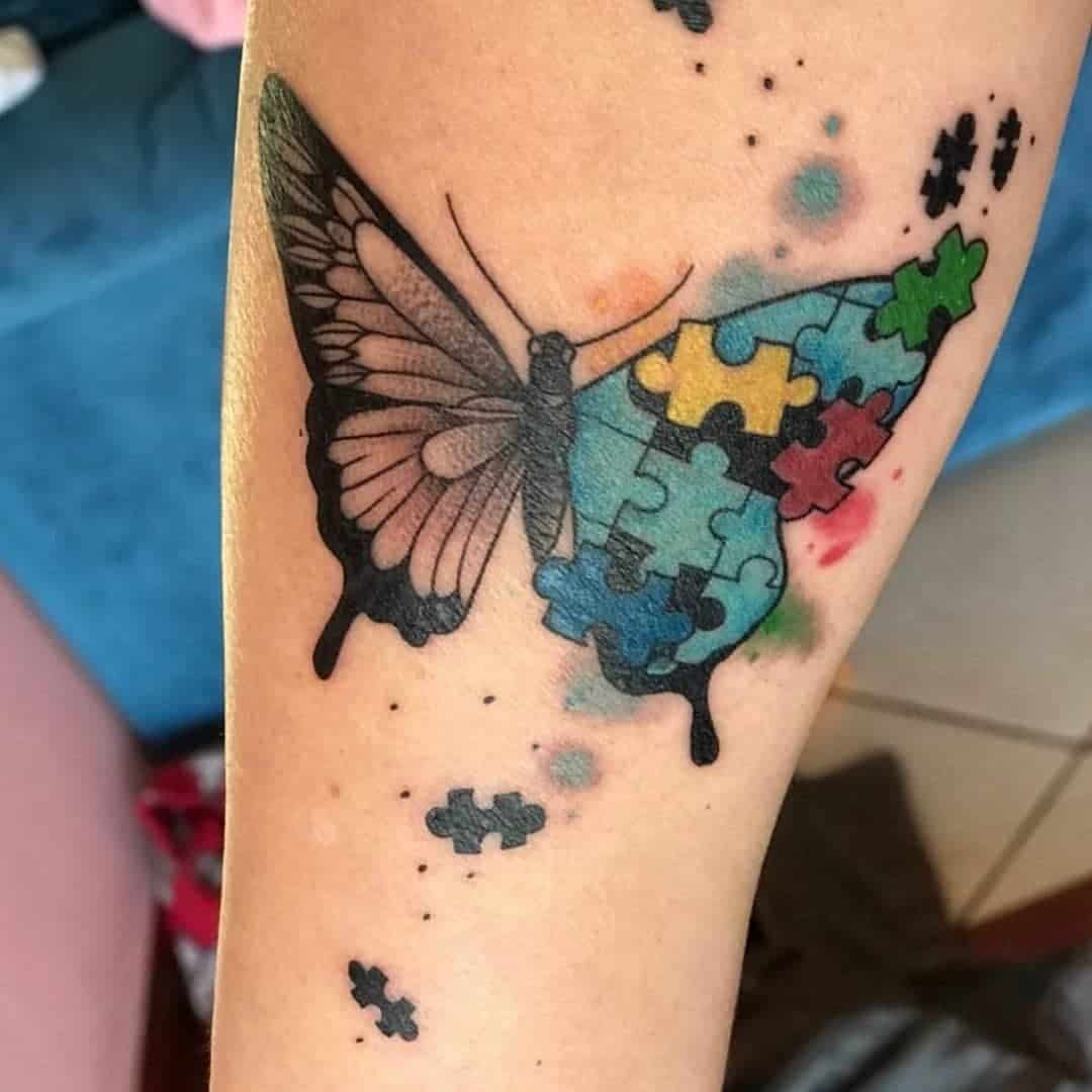 Tatuaje de autismo de mariposa colorida y ruidosa 