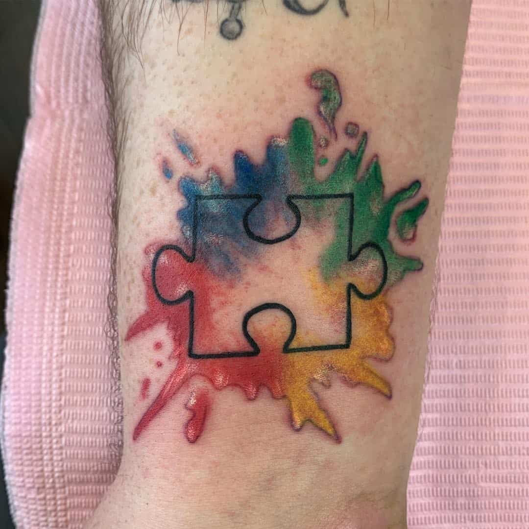 Pequeño autismo tatuaje colorido arte