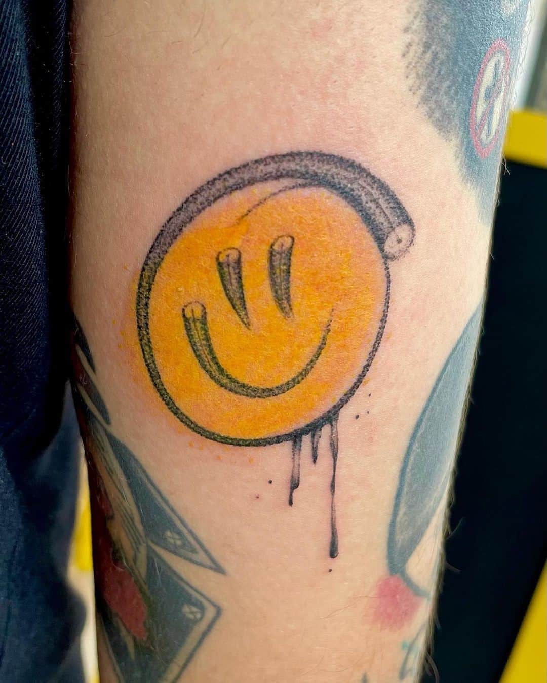 Ideas amarillas del tatuaje de la sonrisa 