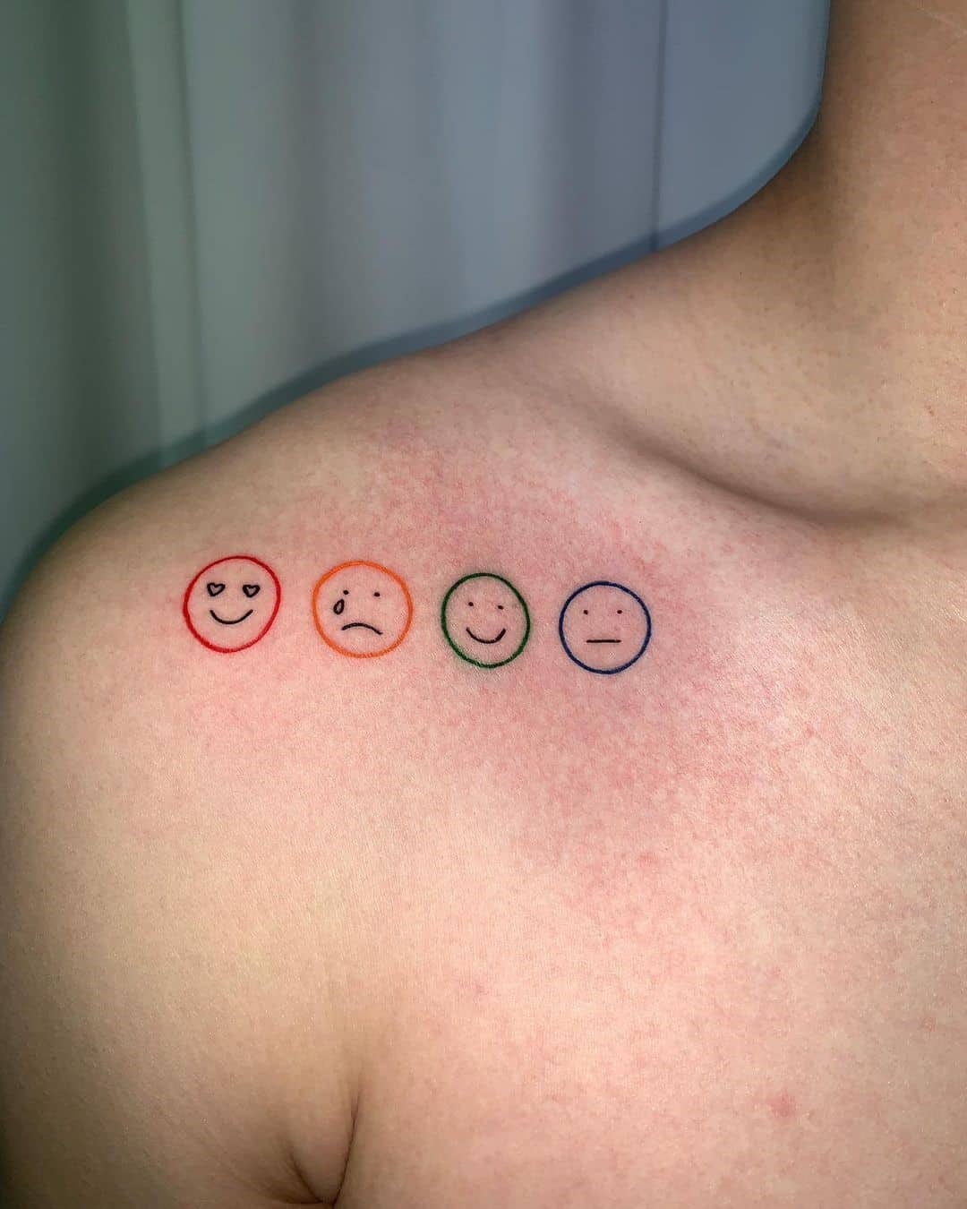 Tatuaje de sonrisa de clavícula cuatro diseños 