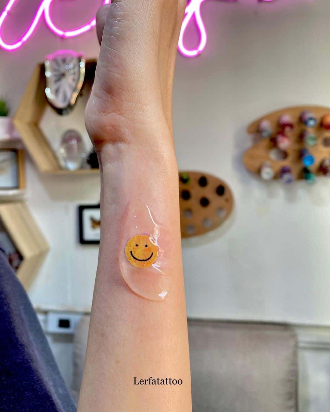Tatuaje de sonrisa amarilla y optimista 