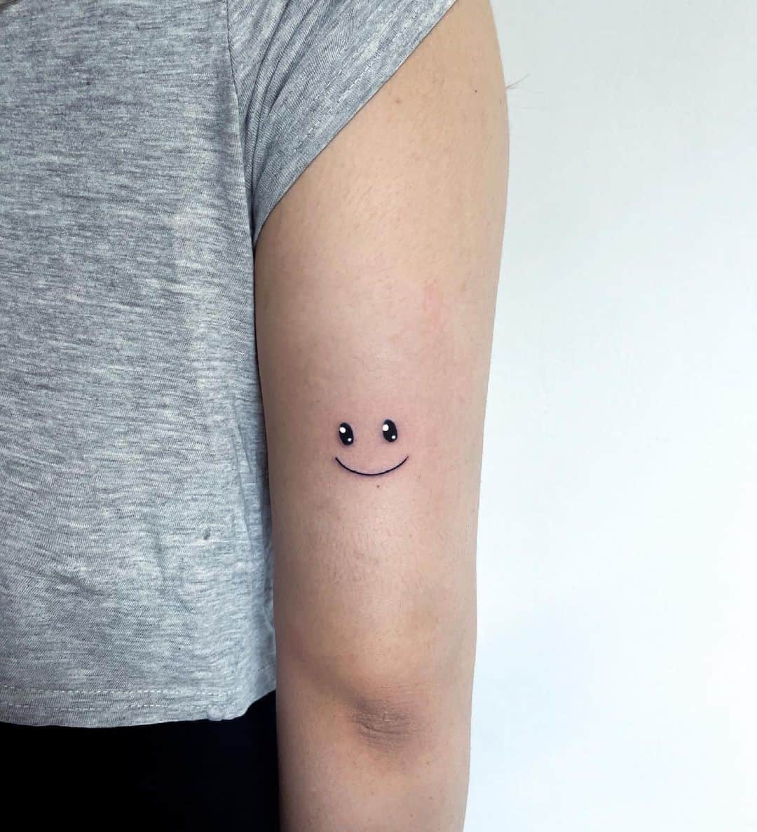 Idea de dibujos animados de tatuaje de sonrisa de brazo 
