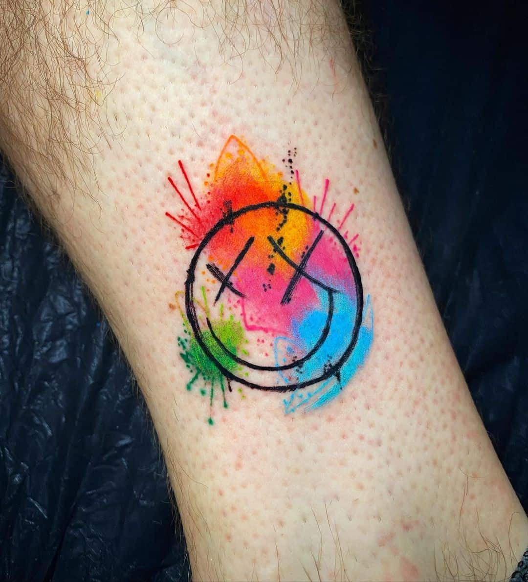 Tatuaje en el brazo, sonrisa de color 
