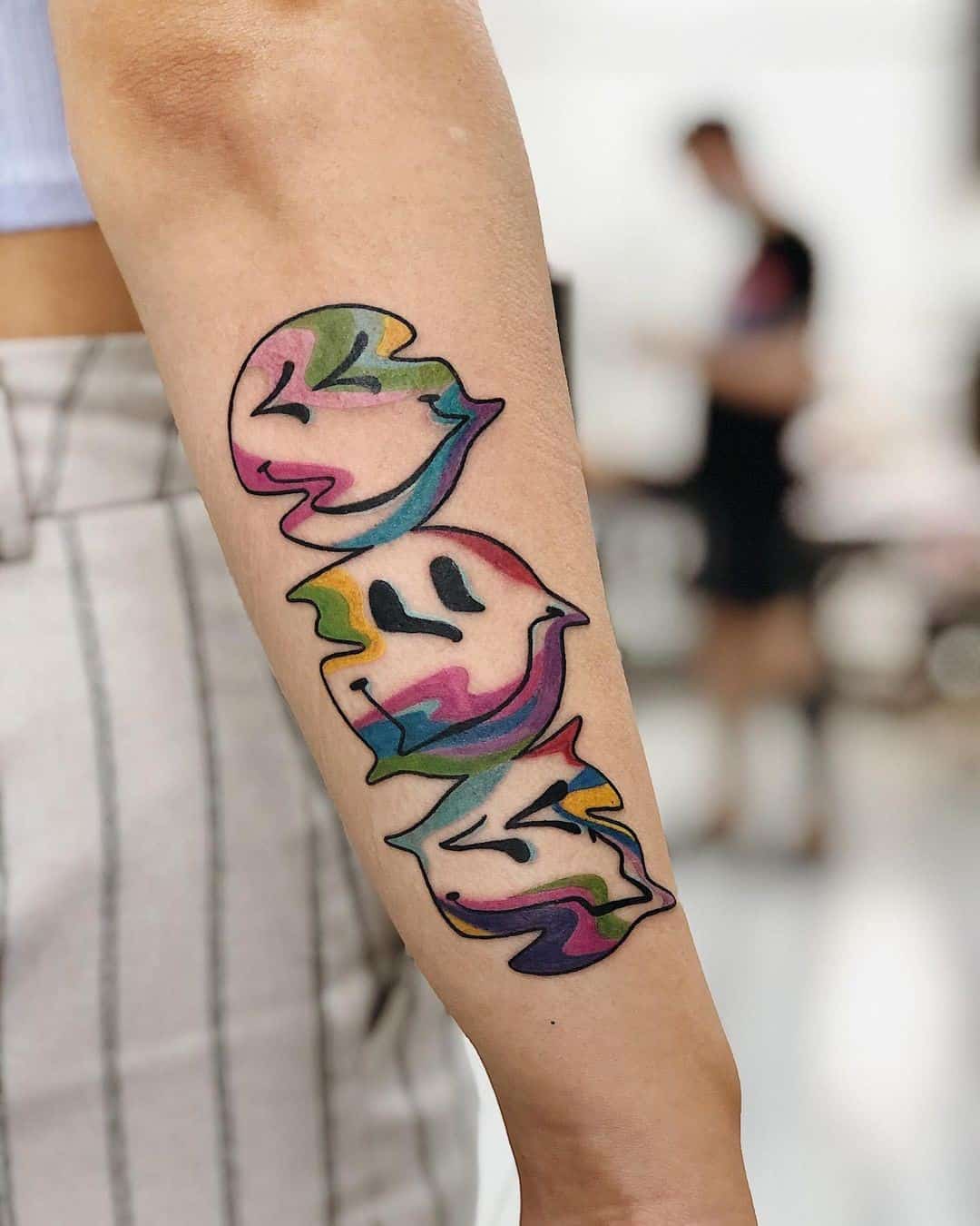 Tatuaje sonriente artístico y colorido 
