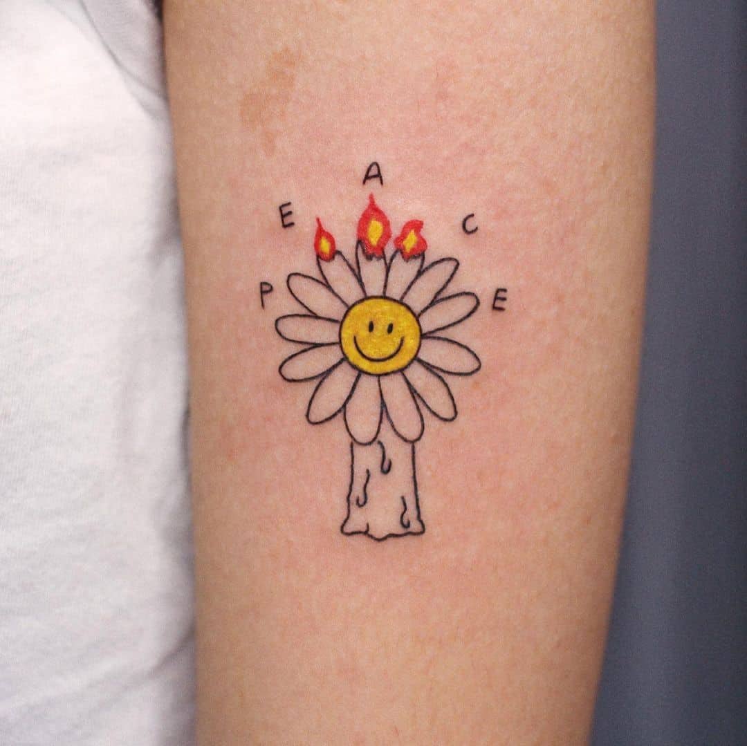 Tinta de tatuaje de sonrisa inspirada en la paz 