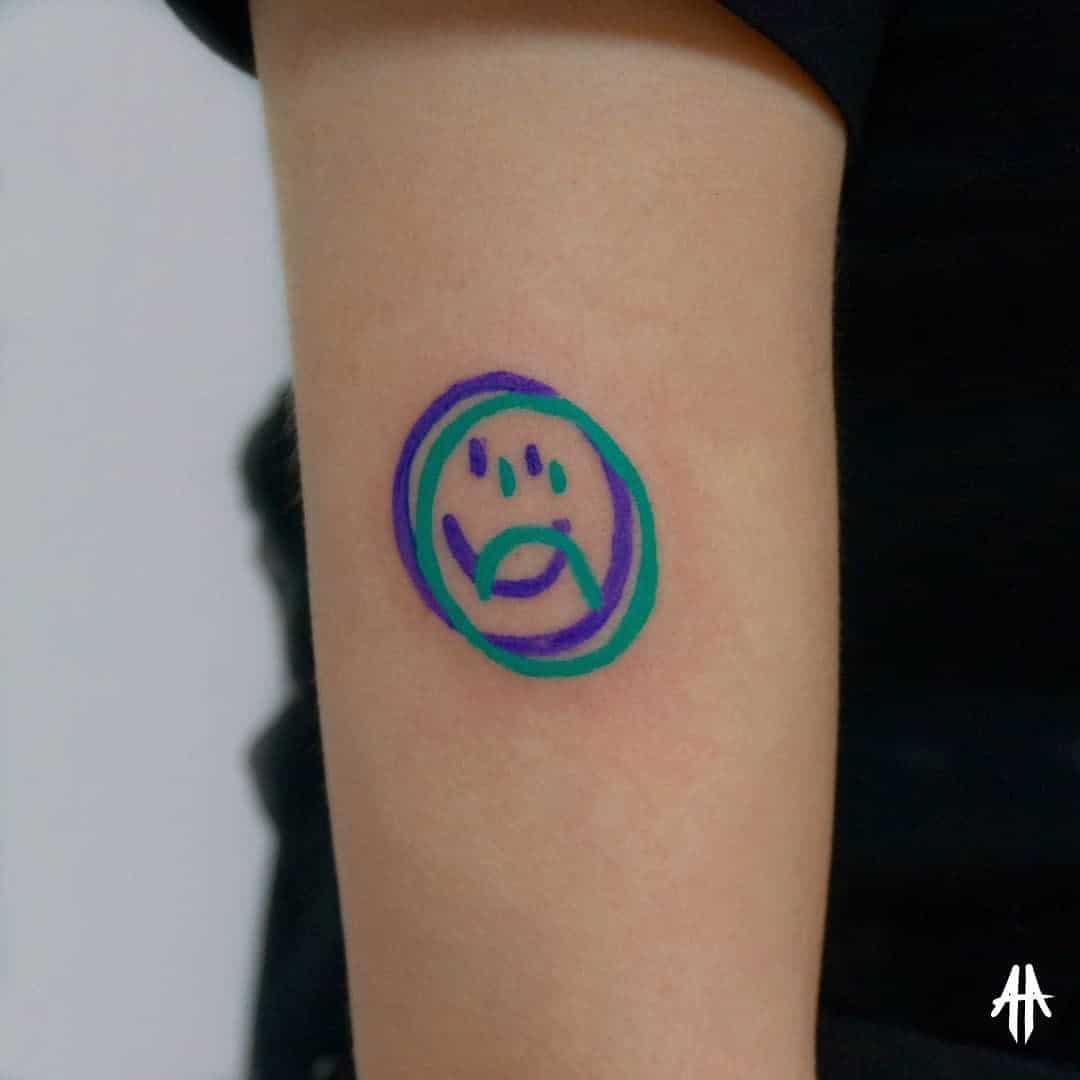 Idea de tatuaje de sonrisa de tinta colorida 