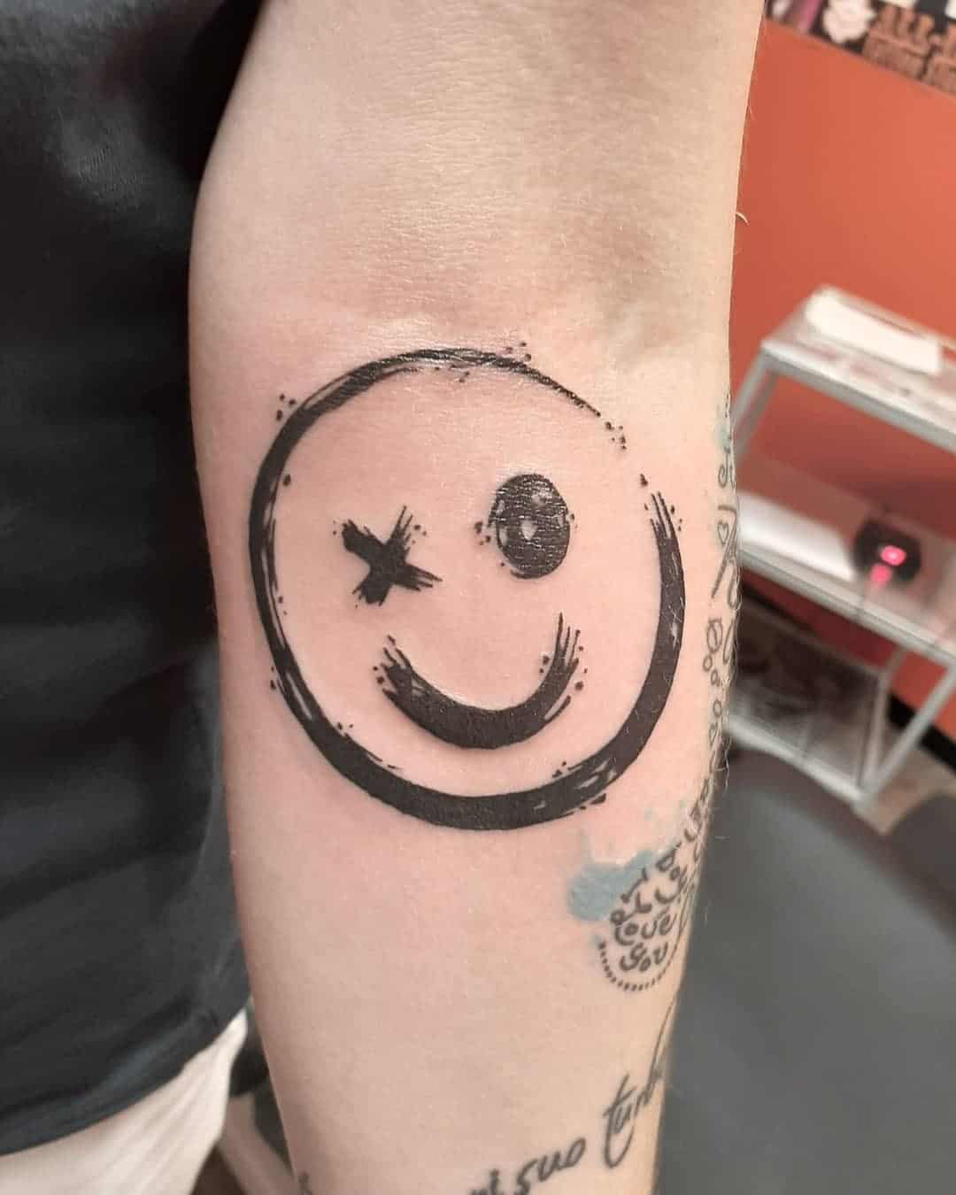 Tatuaje de sonrisa de brazo gigante diseño negro 