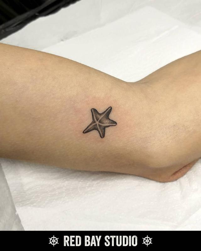 Delicados tatuajes de estrellas de mar 2