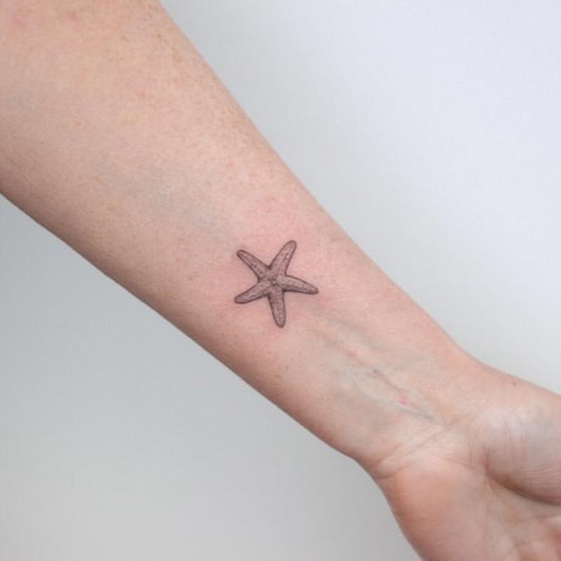 tatuajes de estrellas de mar en la muñeca