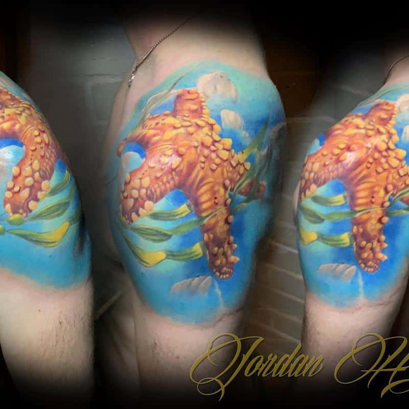 Tatuajes de estrellas de mar en la parte superior del brazo