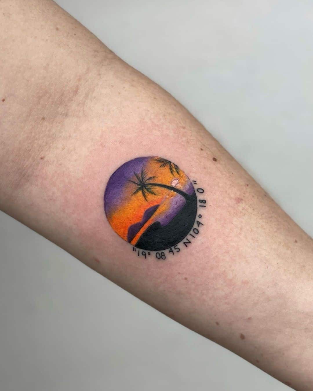 Tatuaje de palmera con puesta de sol 3
