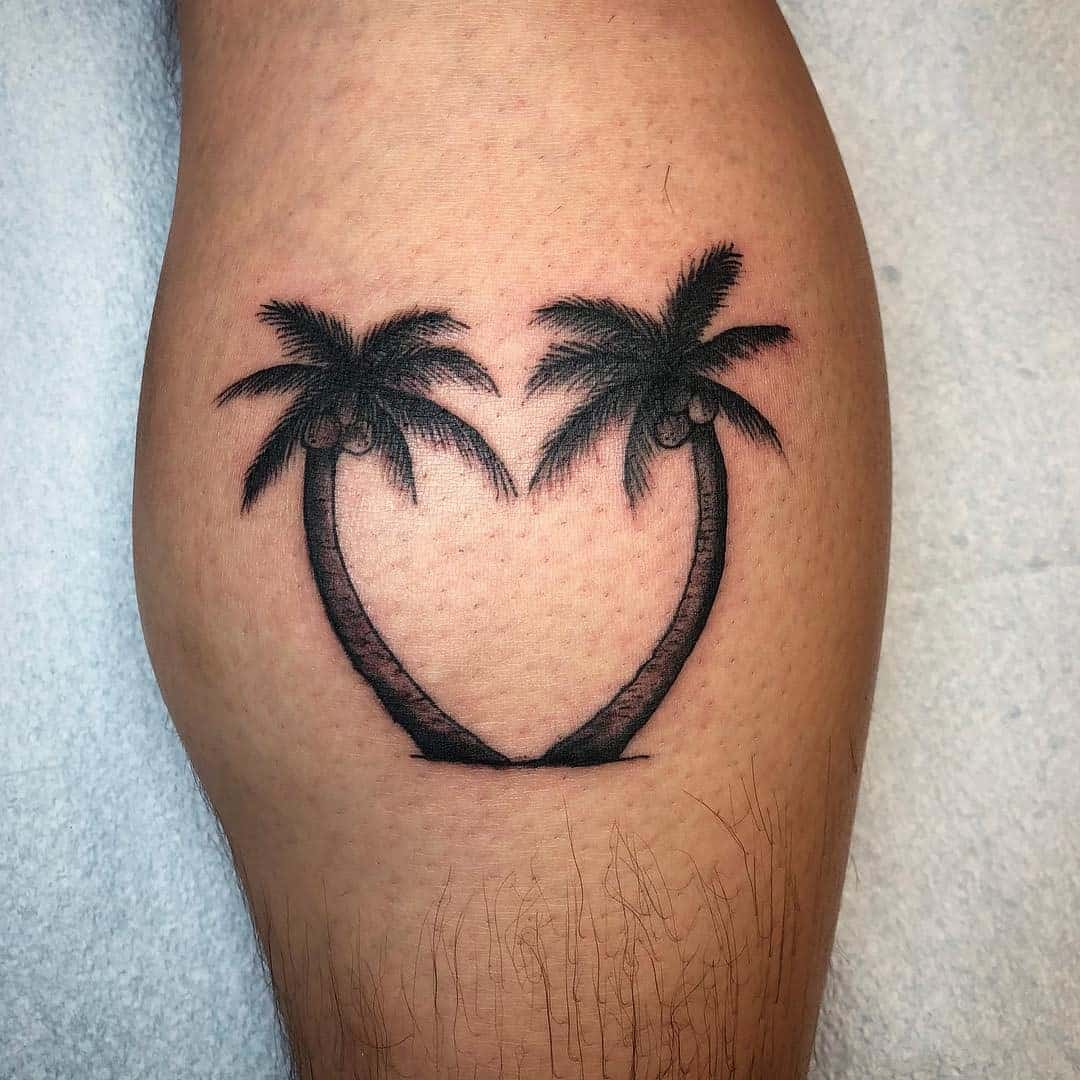 Los tatuajes de palmeras en forma de corazón