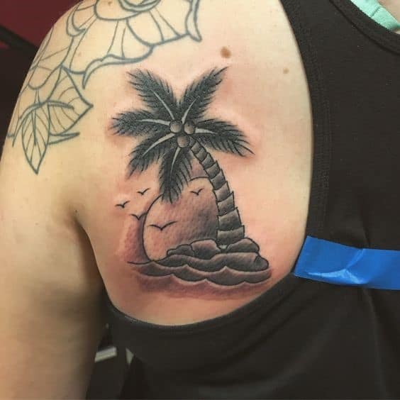 Tatuaje en la espalda de una palmera 2
