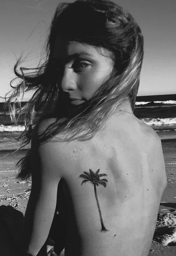 Tatuaje en la espalda de una palmera 1