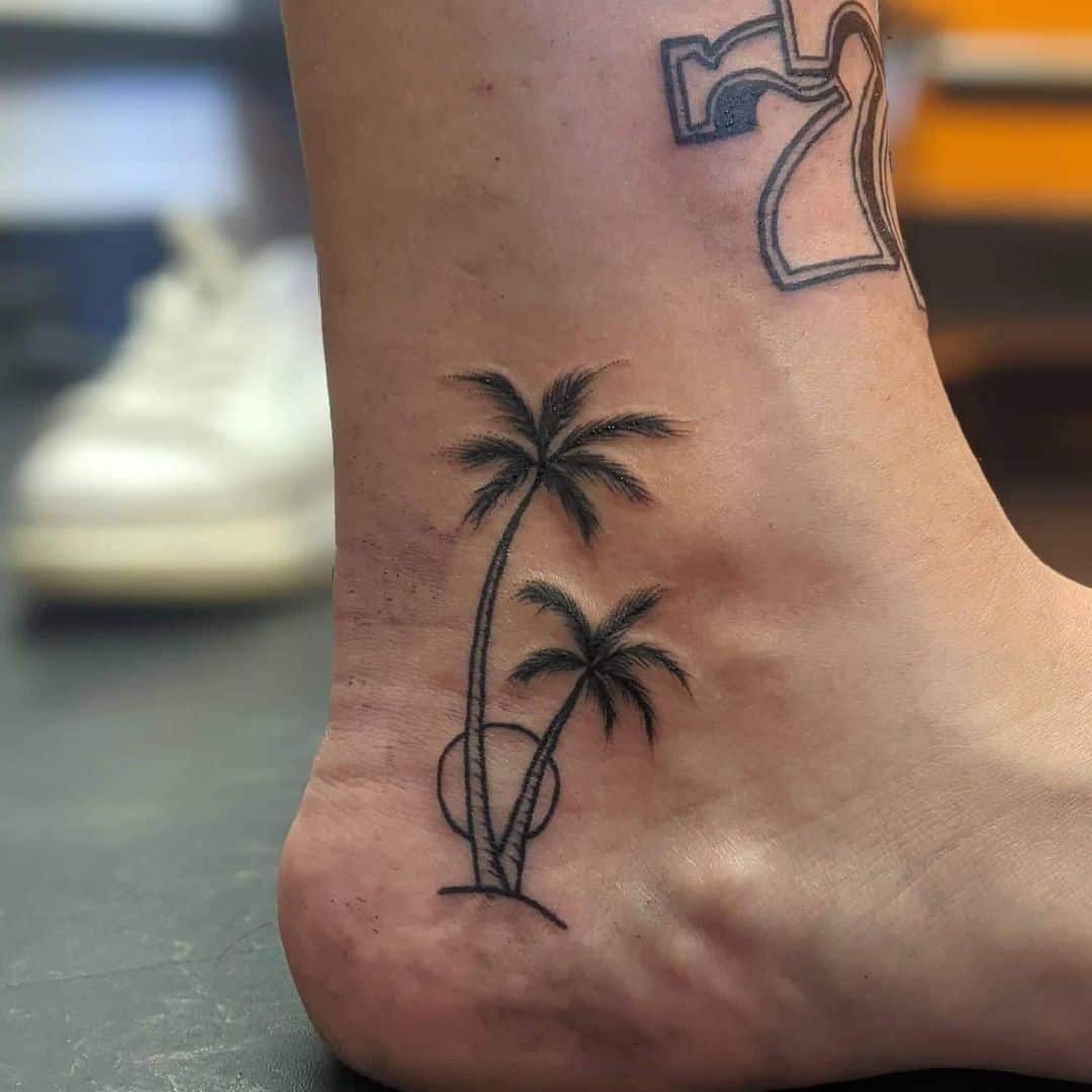 Tatuaje de palmera en el tobillo 3