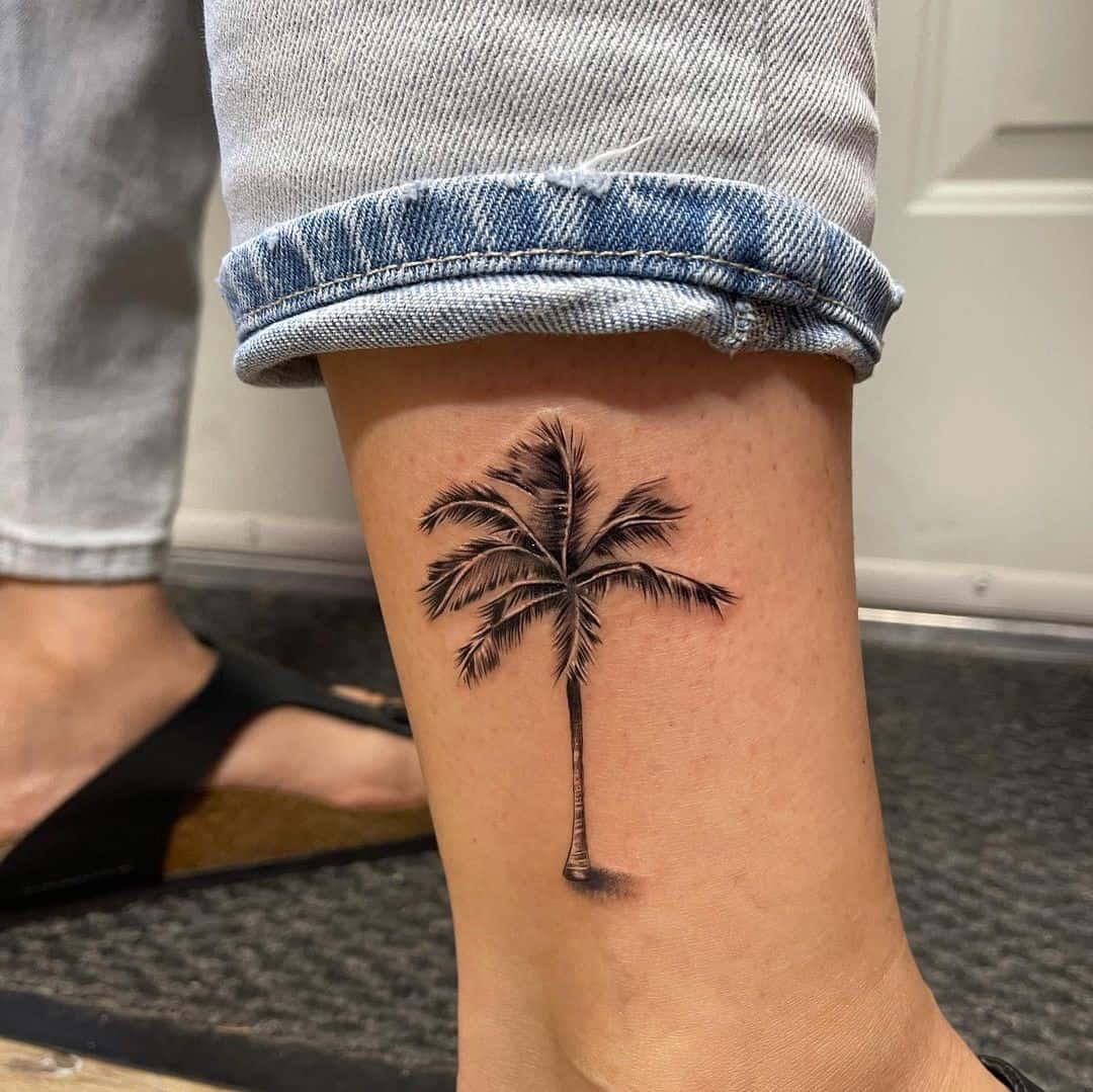 Tatuaje de palmera en el tobillo 1