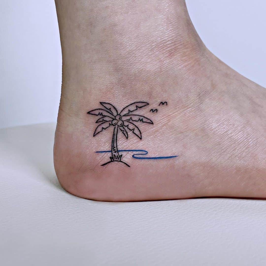 Tatuaje de palmera en el tobillo 2