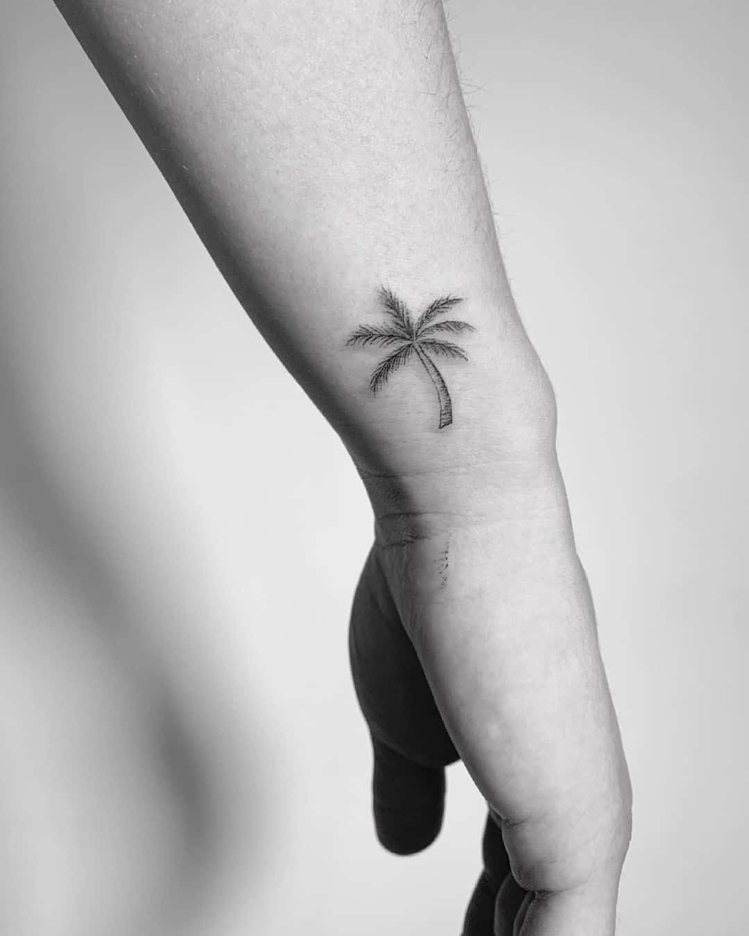 Tatuaje de palmera en la muñeca 1