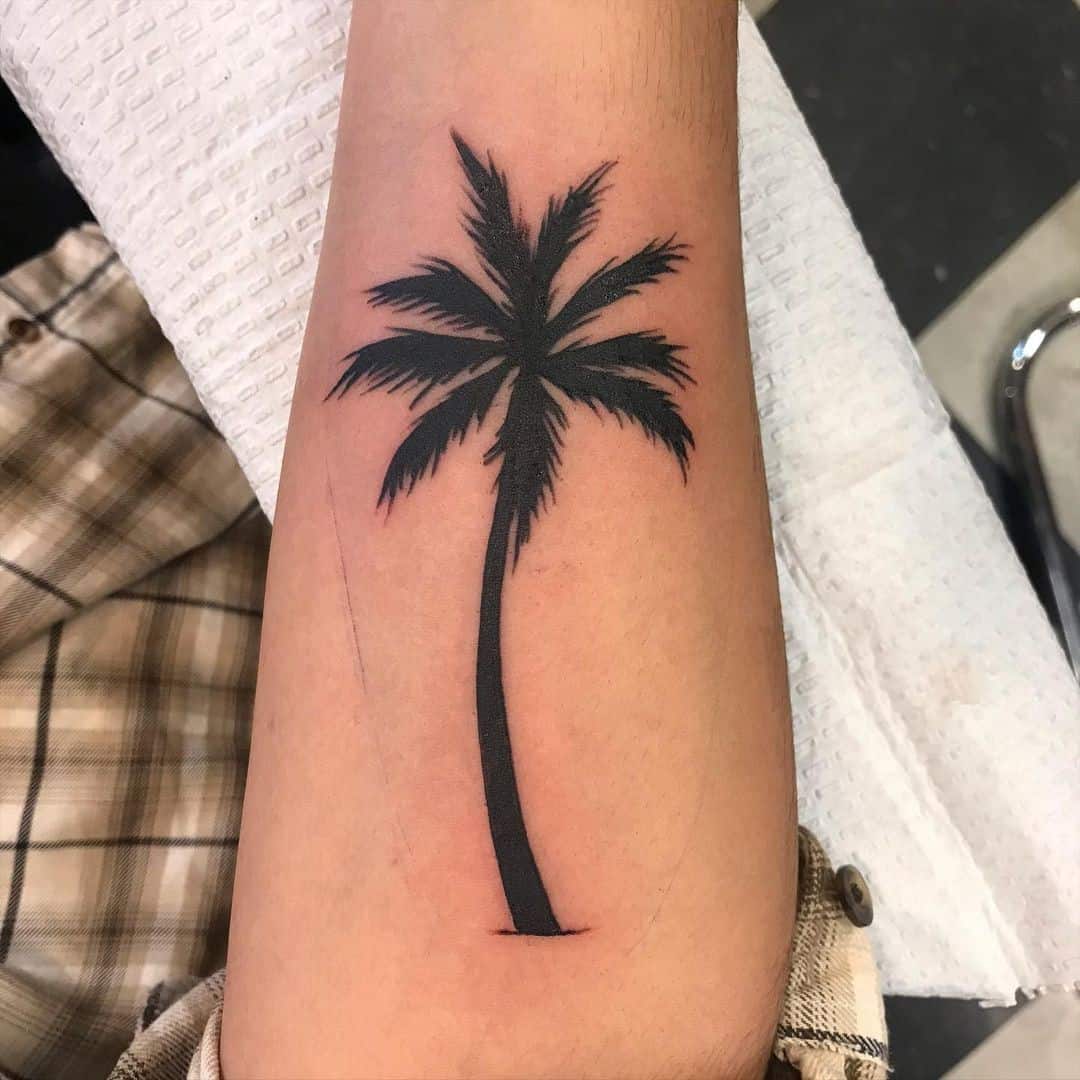 Tatuaje de palmera en el antebrazo 1