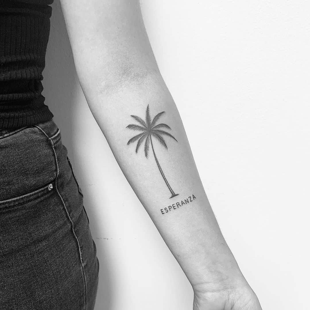 Tatuaje de palmera en el antebrazo 3