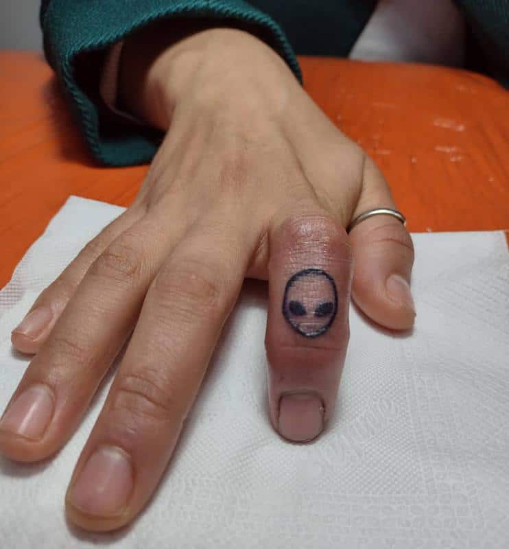 Pequeños tatuajes alienígenas 2