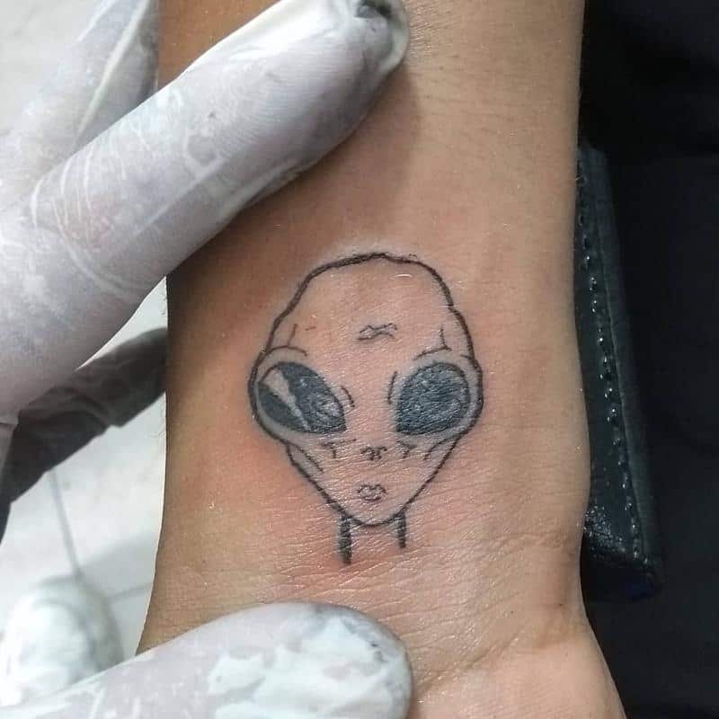 Tatuaje alienígena mínimo expresivo 3