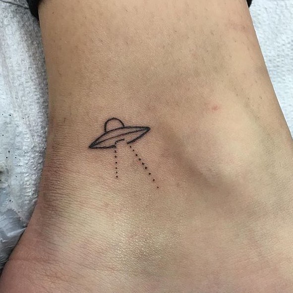 Pequeño tatuaje de nave espacial extraterrestre 2