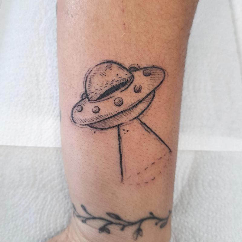 Tatuaje de nave espacial simple 2