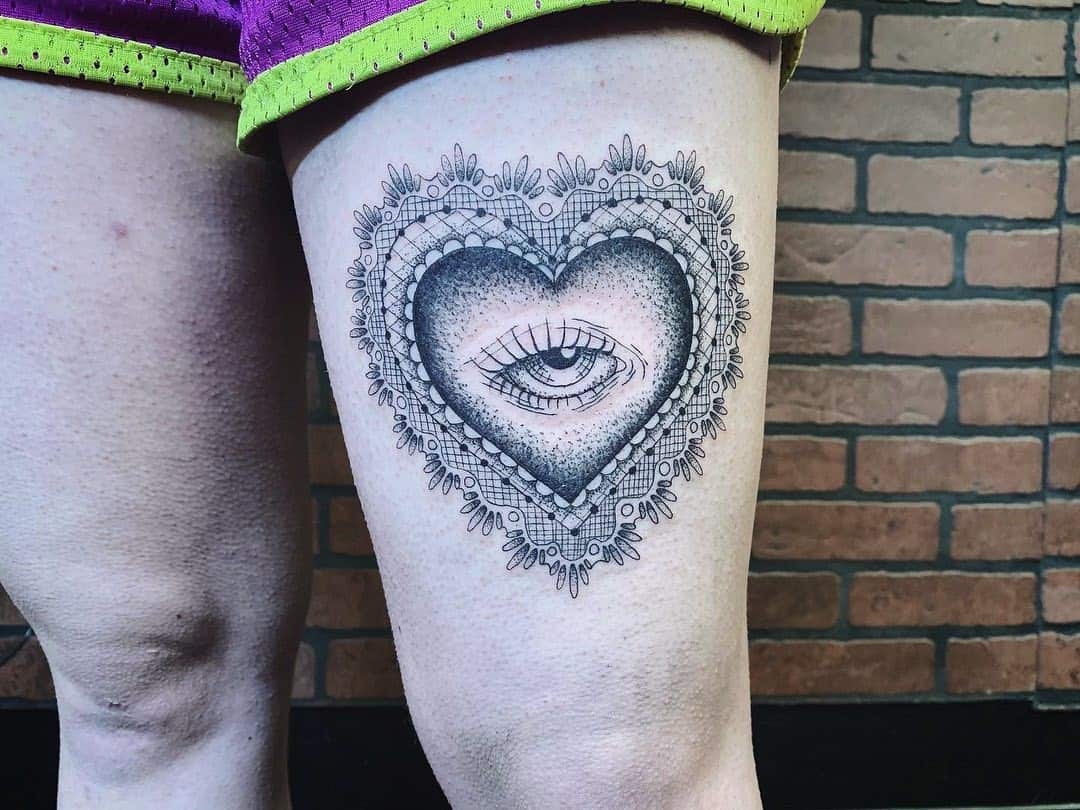 Tatuaje en la pierna, mal de ojo turco