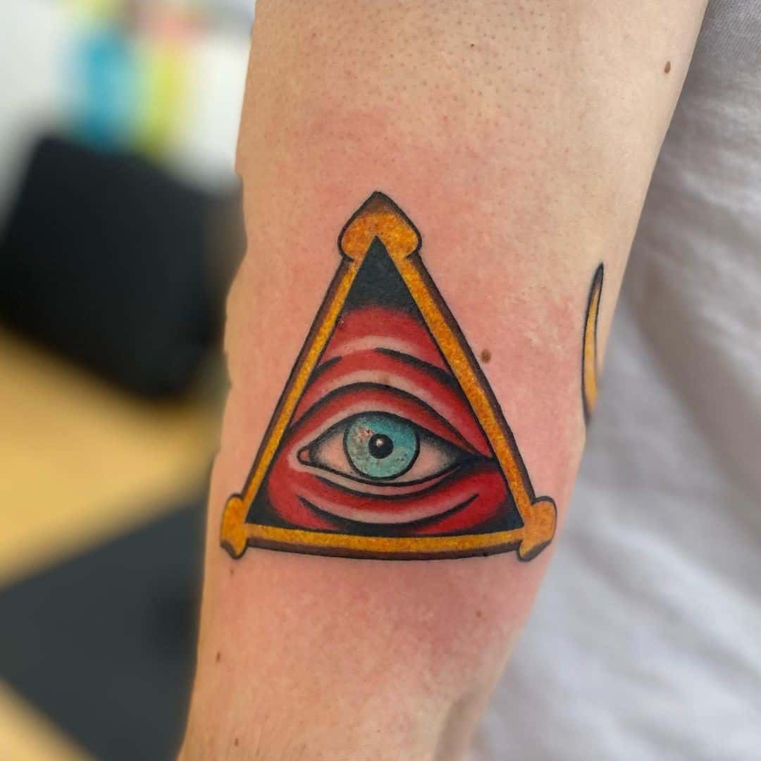 Diseños de tatuajes de mal de ojo tinta roja 