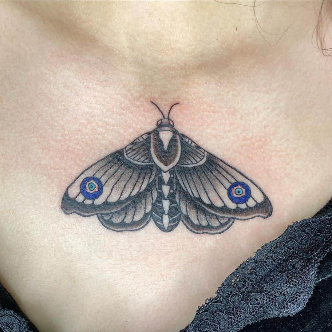 Tatuaje en el pecho, mariposa mal de ojo 