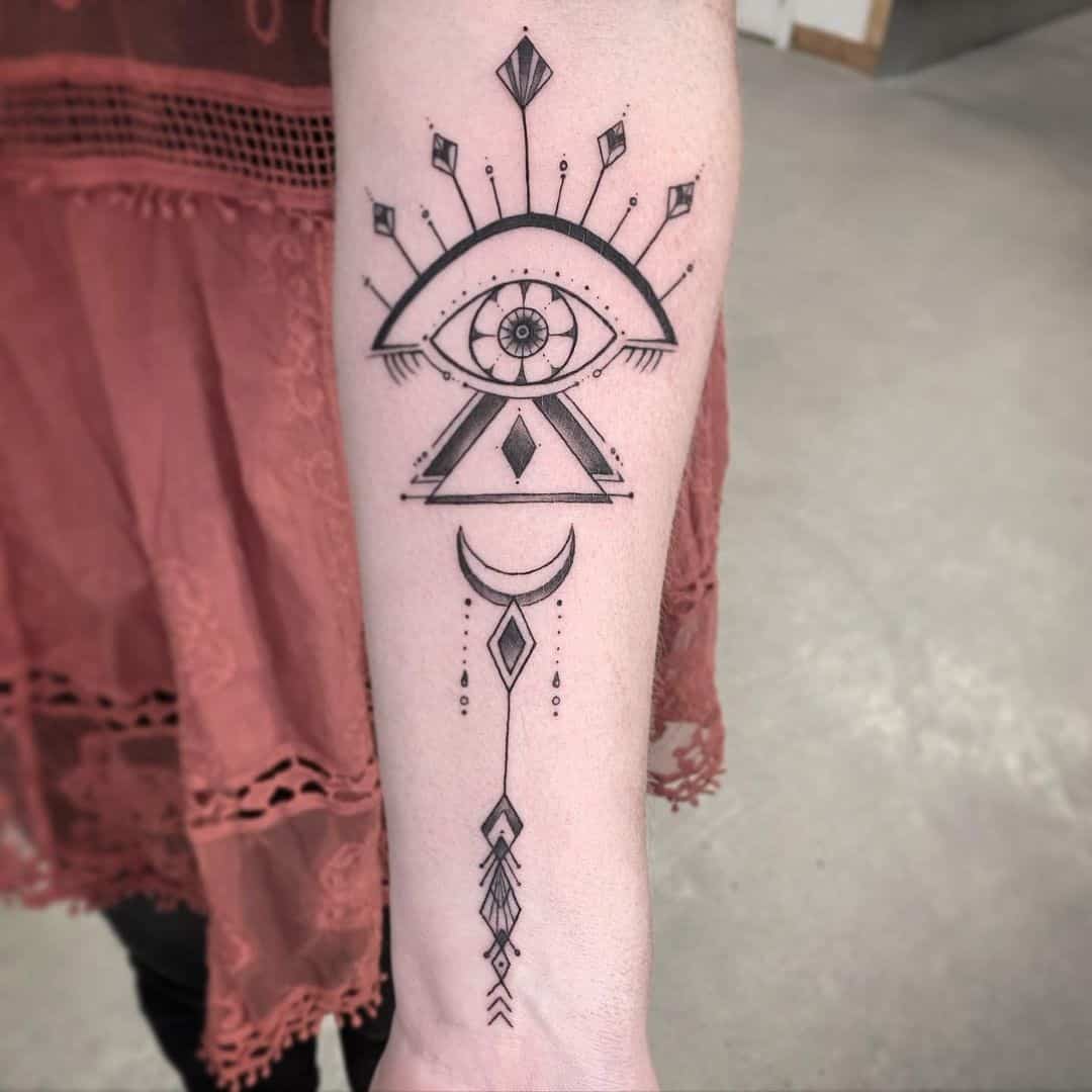 Tatuaje en el brazo, ojo malvado misterioso