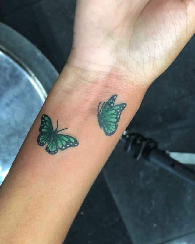 Tatuaje de muñeca de mariposa 1