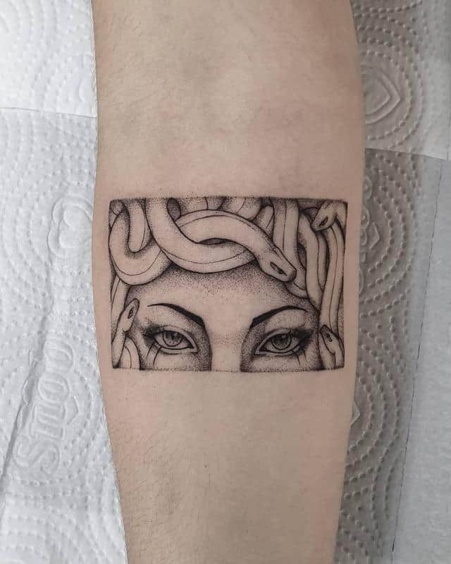 Pequeño tatuaje de Medusa 1