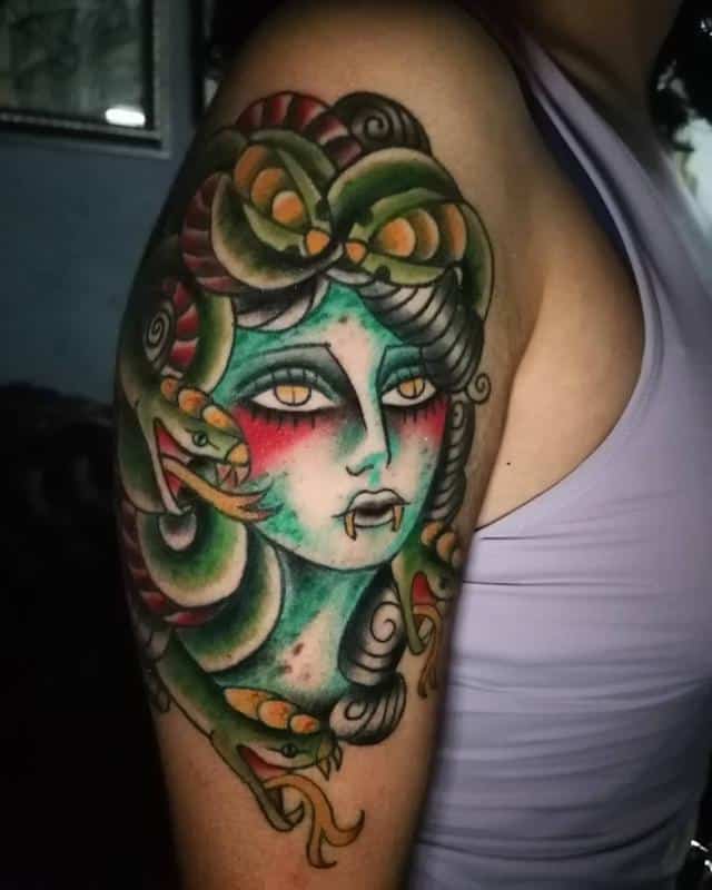 Tatuaje de Medusa de estilo de la vieja escuela 4