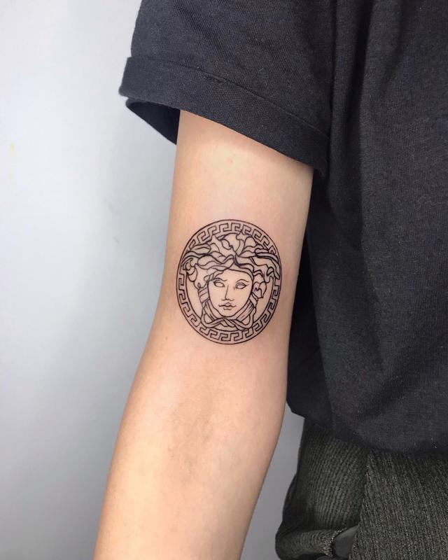 Tatuaje Medusa Versace 2