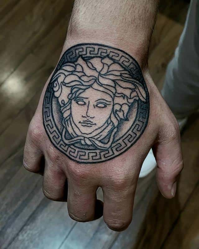 Tatuaje Medusa Versace 3