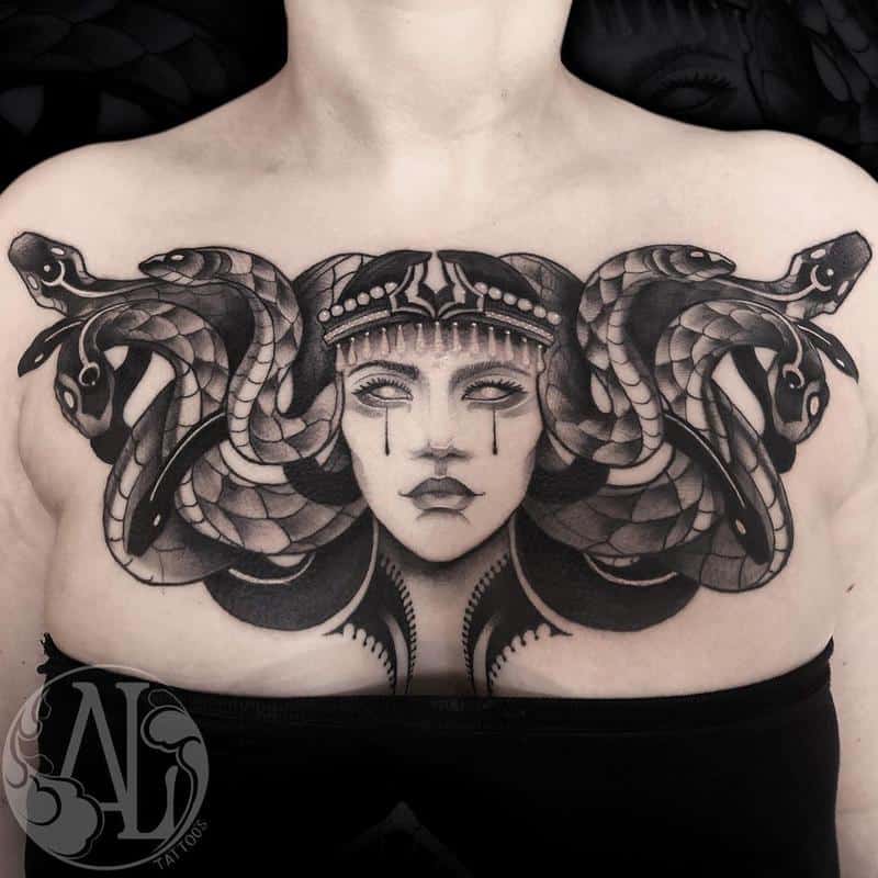 Tatuaje de Medusa en el pecho 1
