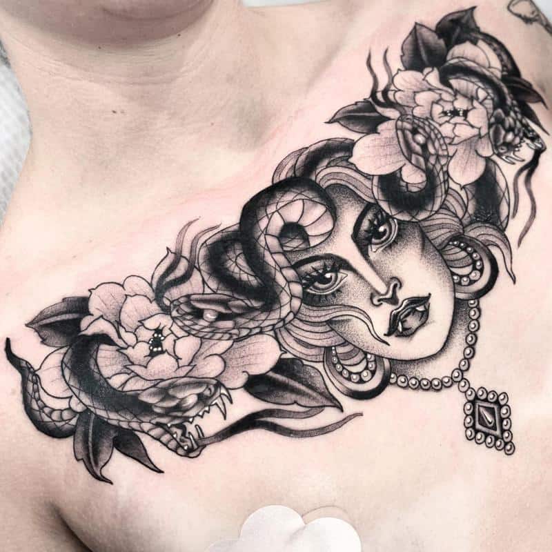 Tatuaje de Medusa en el pecho 2