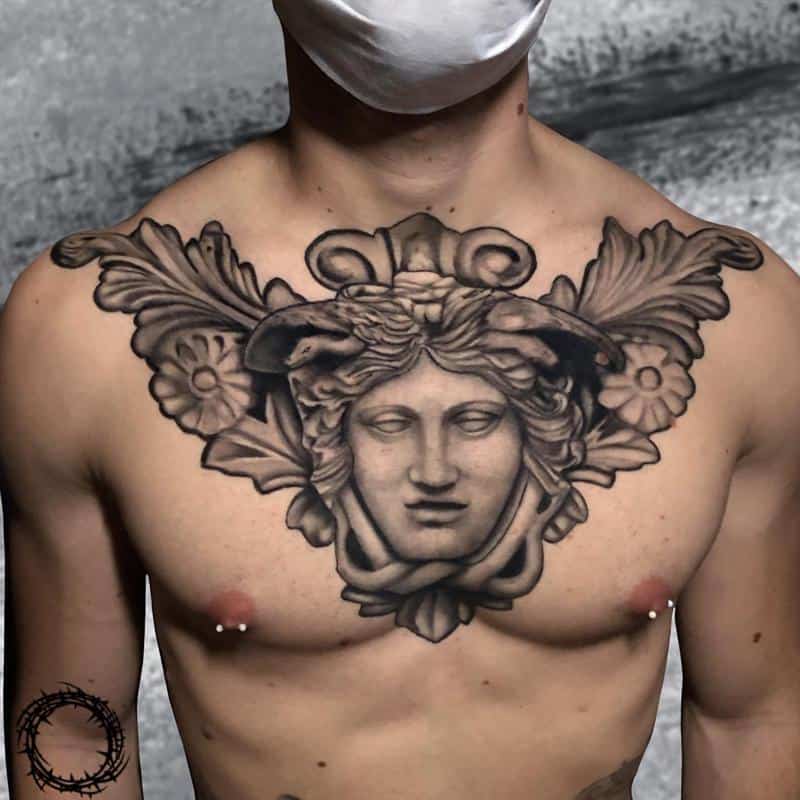 Tatuaje de Medusa en el pecho 3