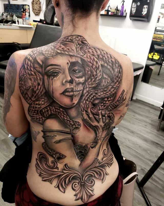 Tatuaje de Medusa en la espalda 1