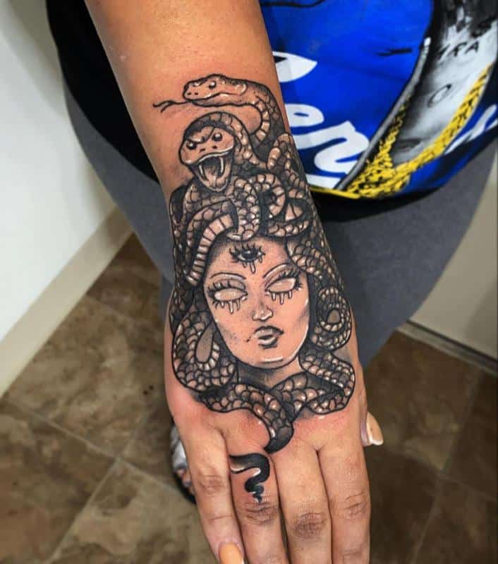 Tatuaje de medusa en la mano 2