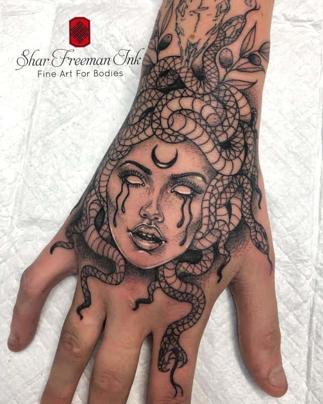 Tatuaje de Medusa en la mano 1