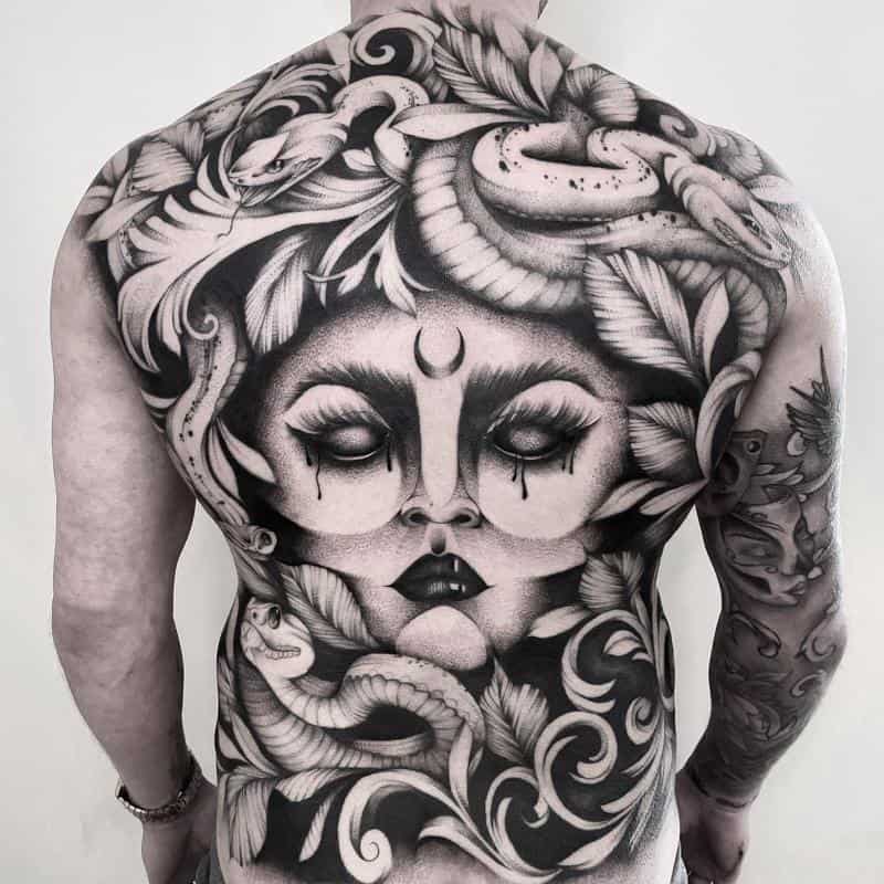 Tatuaje de Medusa en la espalda 2
